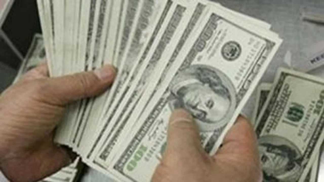 أسباب اقتصادية مفاجئة.. لماذا تراجع سعر الجنيه أمام الدولار خلال الأيام الماضية؟
